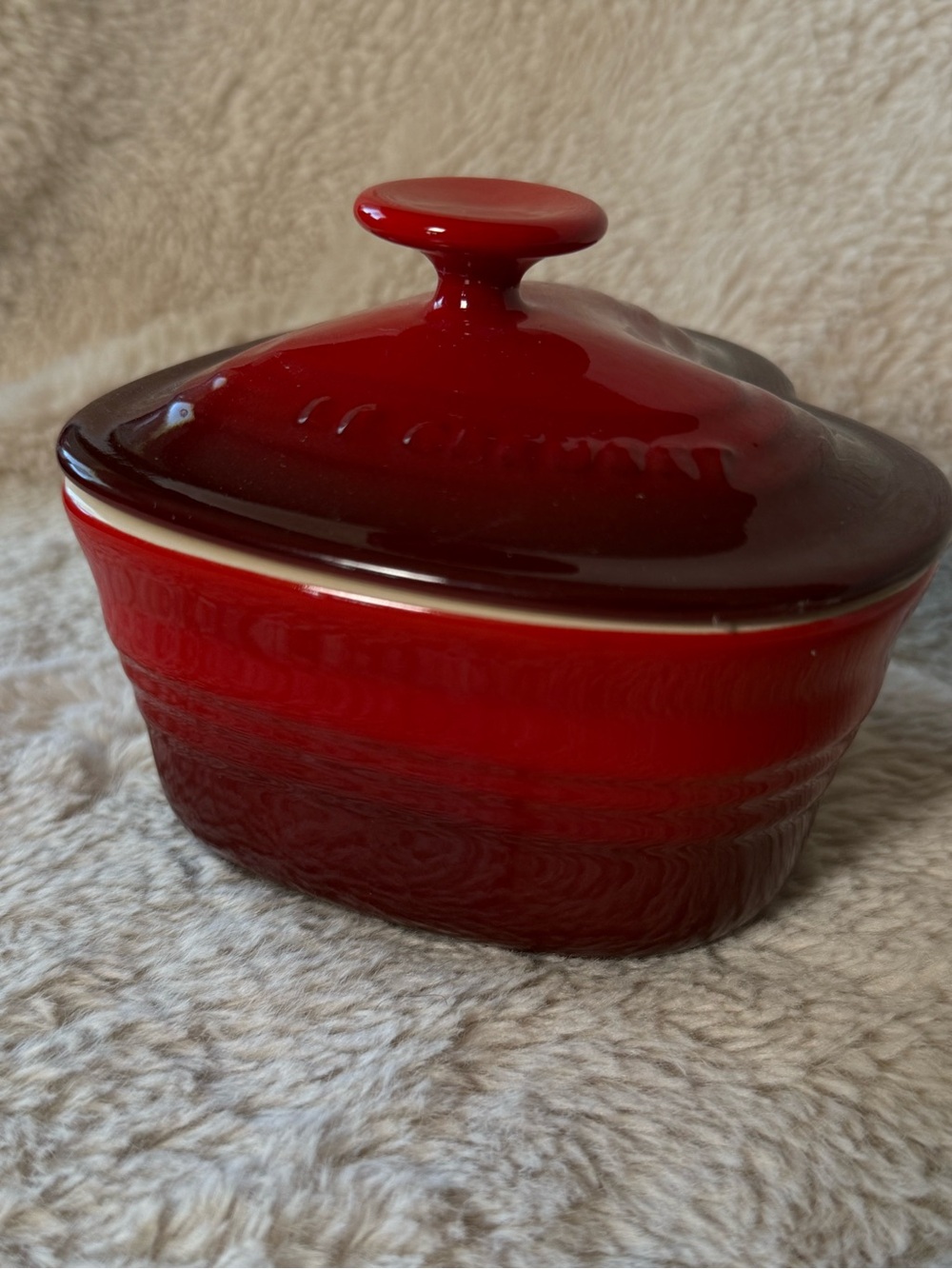 Le Creuset Heart Ramekin with Lid in Cerise *Flaw*